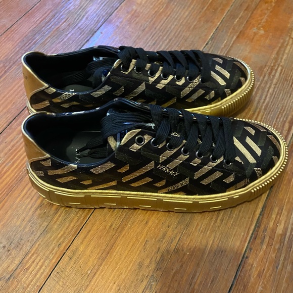 New authentic Versace logo sneakers gold and black size 39